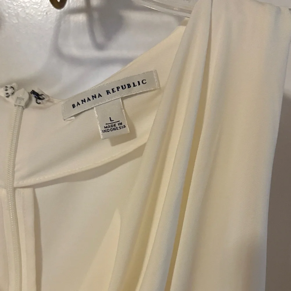 Banana Republic Cream Draped Sleeveless Blouse - Picture 2 of 3